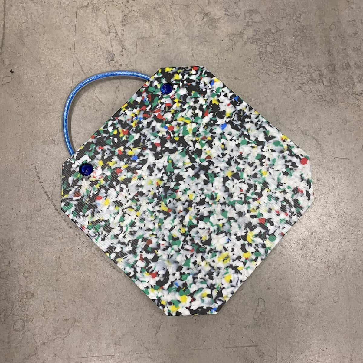 Площадка для вывешивания крана - грузоподъемность 25 тонн 2 Taaskasutatud polüetüleenist kraanakäpa alus, millel on köiest sang