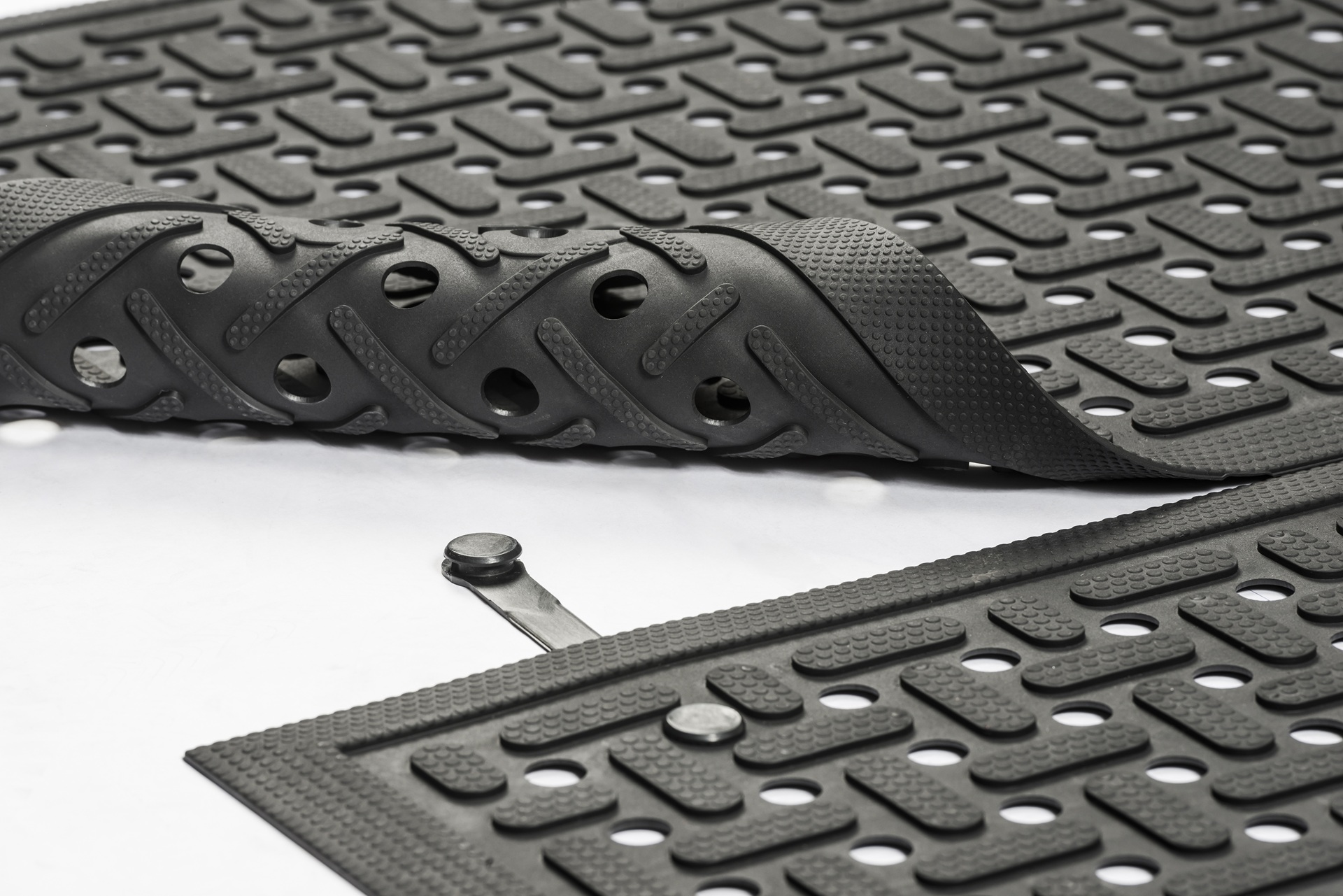 Töökohamatt Thru-Plus 1 workplace rubber mat with both anti-fatigue and anti-microbial properties