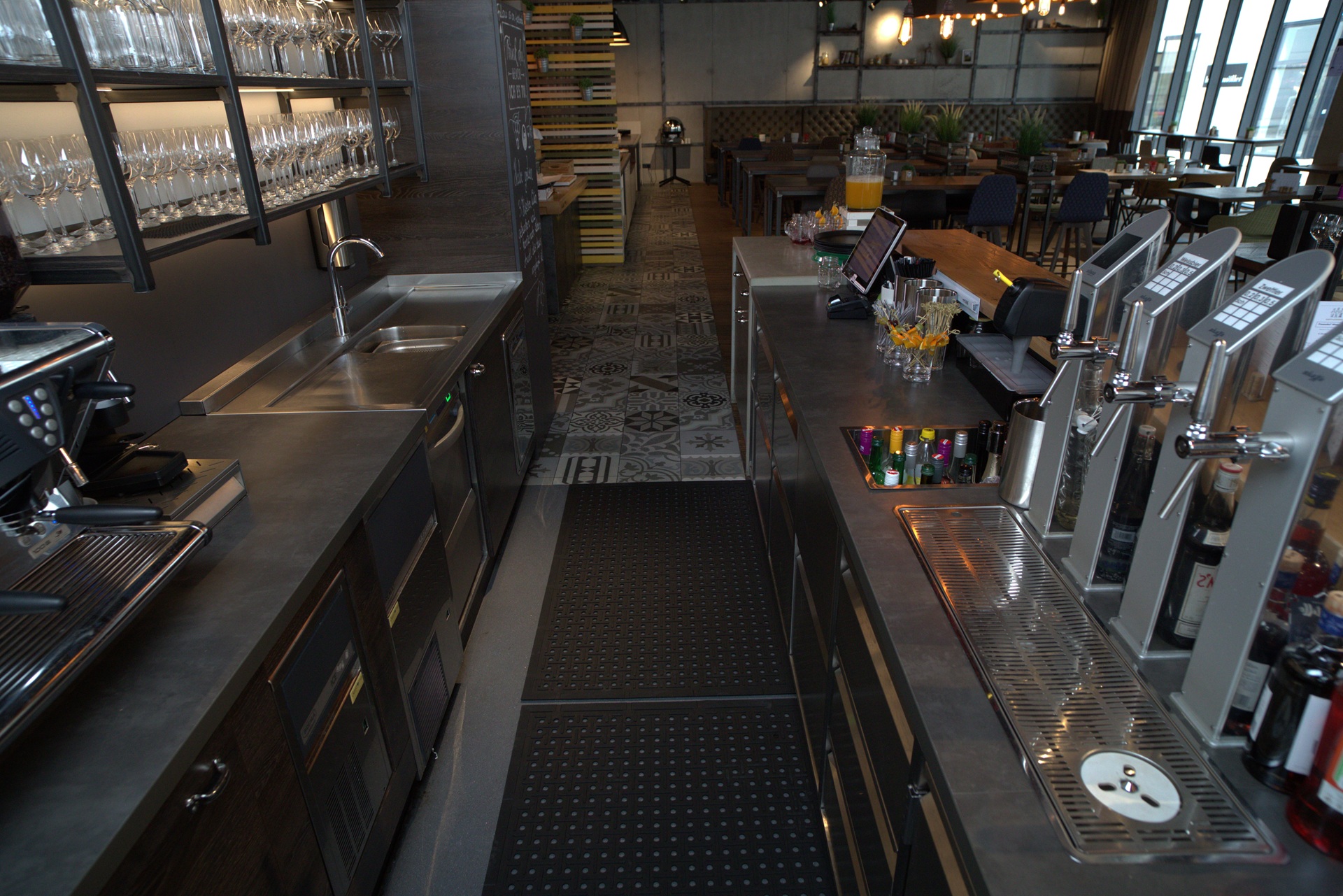 Töökohamatt Thru-Plus 6 workplace rubber mat with both anti-fatigue and anti-microbial properties