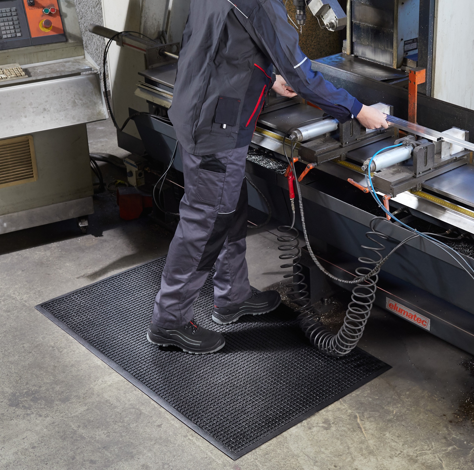 Töökohamatt reljeefse ruudumustriga 3 anti-fatigue rubber mat with castellated pattern