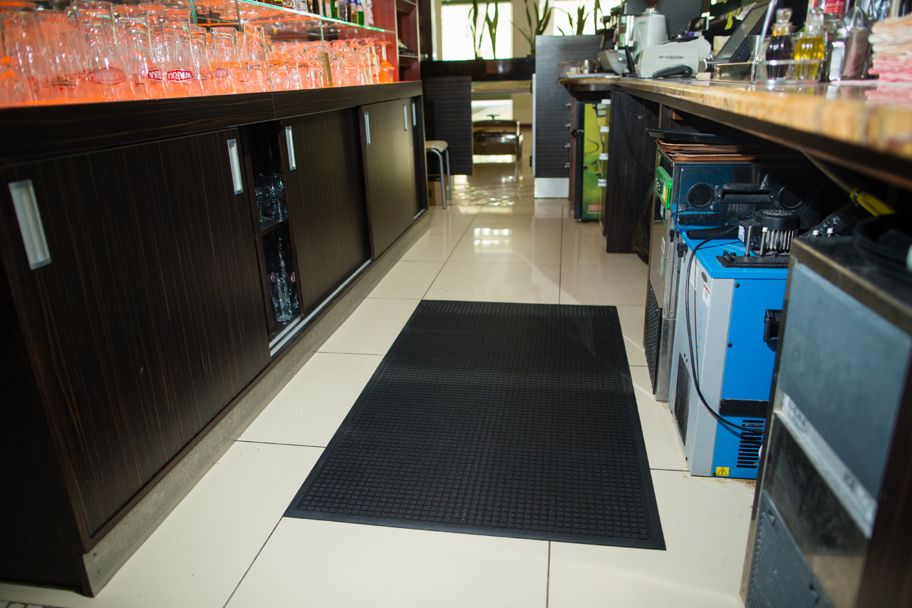 Töökohamatt reljeefse ruudumustriga 4 anti-fatigue rubber mat with castellated pattern